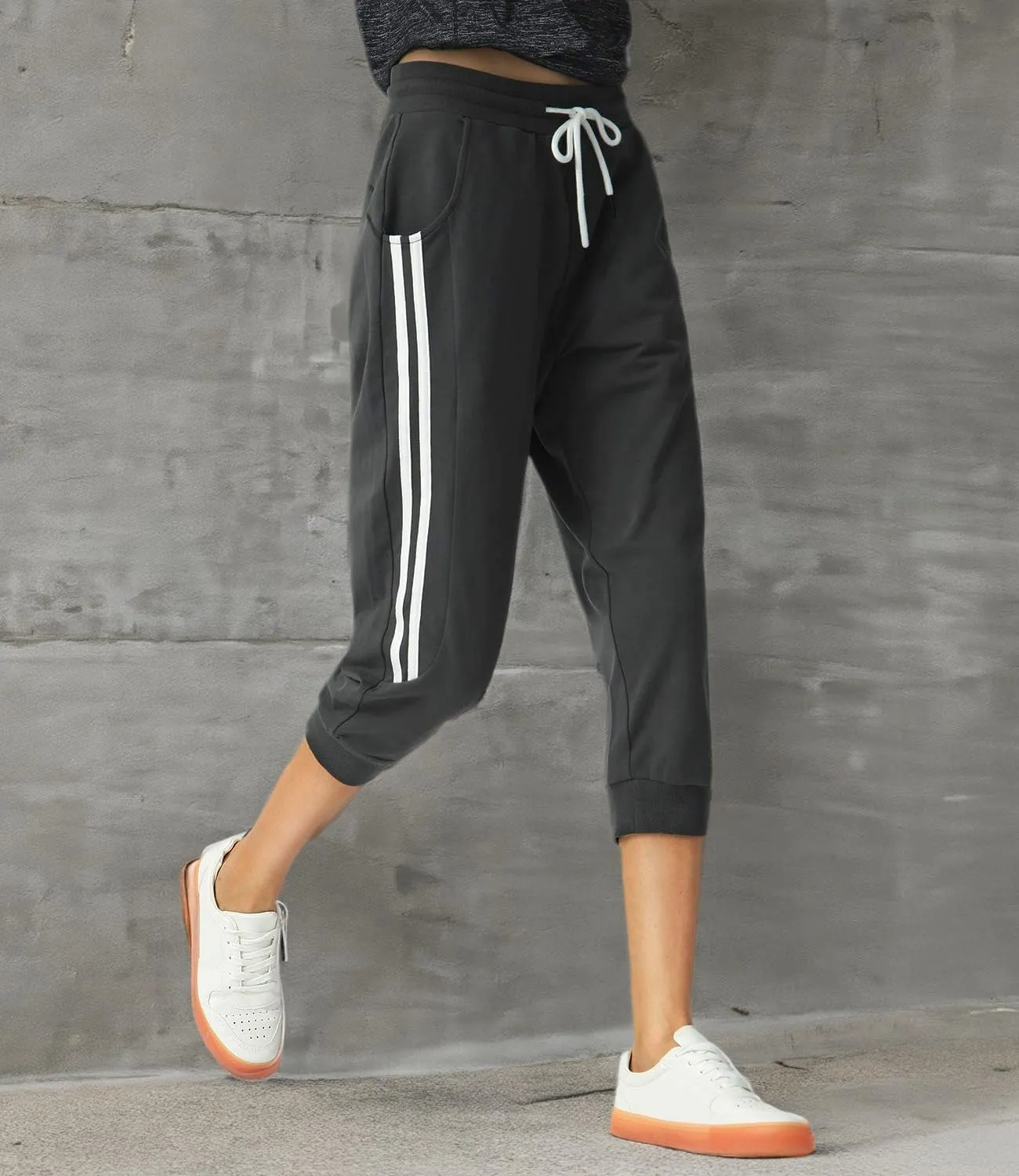SPECIALMAGIC Women's 2 Pack Capri Pants Cropped Joggers with Pockets Capri Sweatpants